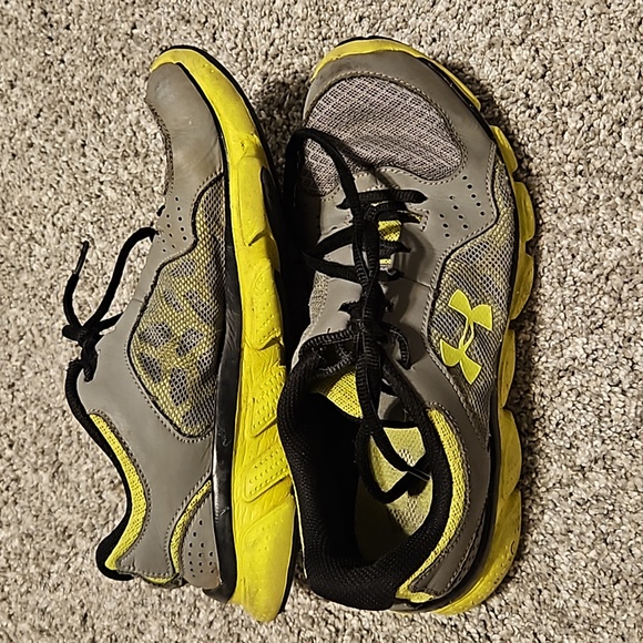 Kid's Under Armour shoes. - Picture 8 of 8